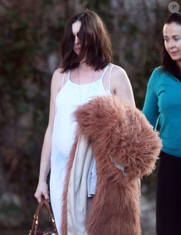 Anne Hathaway (enceinte) se promène avec une amie à Los Angeles Le 30 janvier 2016