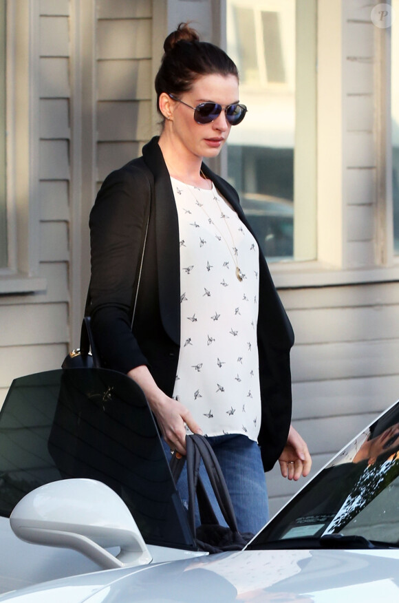 Anne Hathaway, enceinte quitte son cours de gym à West Hollywood le 22 janvier 2016.