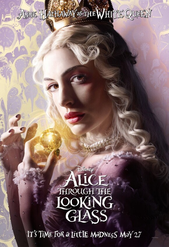 Anne Hathaway dans Alice de l'autre côté du miroir