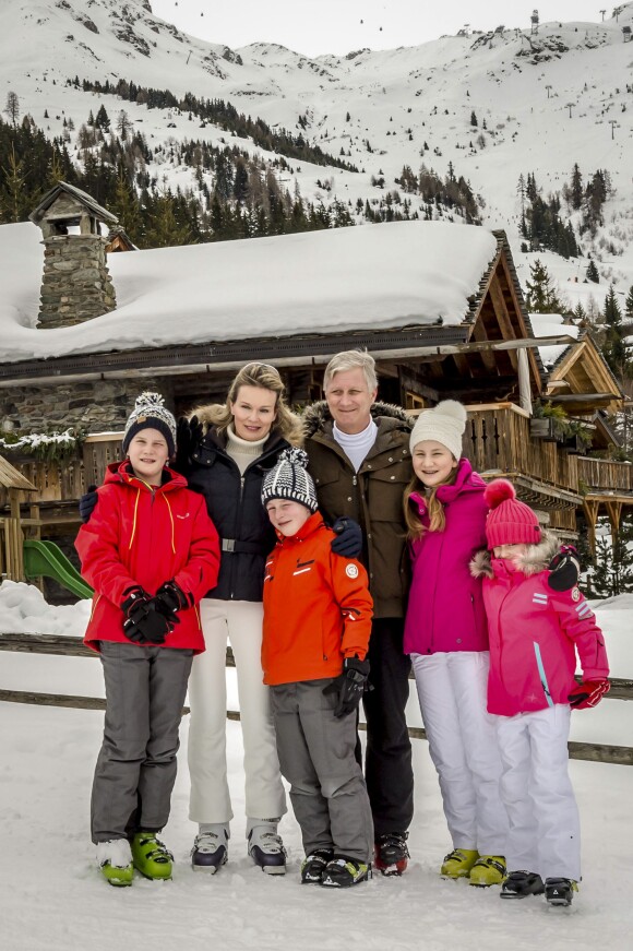 Le roi Philippe et la reine Mathilde de Belgique, en vacances aux sports d'hiver à Verbier (Suisse) avec leurs enfants la princesse héritière Elisabeth (14 ans), le prince Gabriel (12 ans), le prince Emmanuel (10 ans) et la princesse Eléonore (7 ans), avaient convié la presse le 8 février 2016 pour la traditionnelle séance photo.