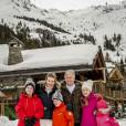  Le roi Philippe et la reine Mathilde de Belgique, en vacances aux sports d'hiver à Verbier (Suisse) avec leurs enfants la princesse héritière Elisabeth (14 ans), le prince Gabriel (12 ans), le prince Emmanuel (10 ans) et la princesse Eléonore (7 ans), avaient convié la presse le 8 février 2016 pour la traditionnelle séance photo. 