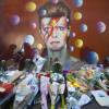 Hommage à David Bowie dans le quartier de Brixton à Londres le 11 janvier 2016, devant sa maison, devant le mur Bowie et au cinéma Ritzy depuis l'annonce de sa mort. (David Bowie est décédé d'un cancer à 69 ans le 10 janvier 2016)