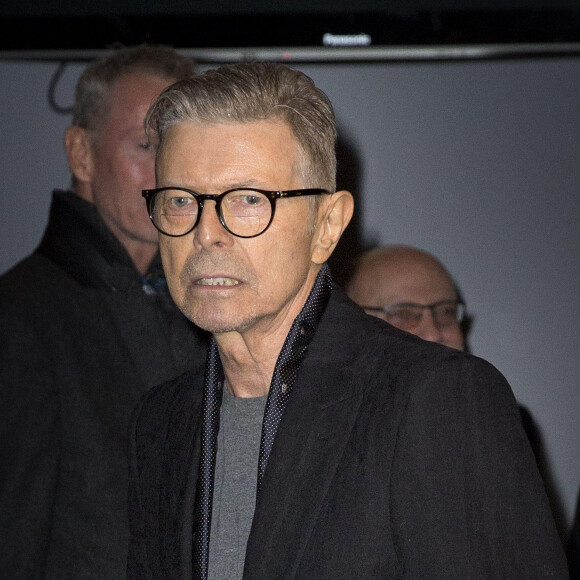 David Bowie se rend à la première de la comédie musicale "Lazarus" à New York le 7 décembre 2015