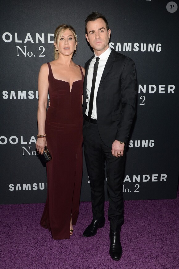 Jennifer Aniston, en robe bordeaux et chaussée de Giuseppe Zanotti, et Justin Theroux lors de la première de Zoolander 2 au Alice Tully Hall à New York le 9 février 2016.