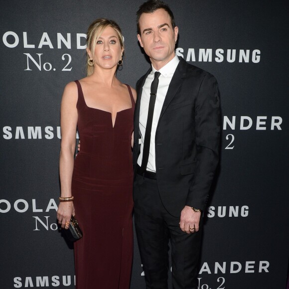 Jennifer Aniston, en robe bordeaux et chaussée de Giuseppe Zanotti, et Justin Theroux lors de la première de Zoolander 2 au Alice Tully Hall à New York le 9 février 2016.