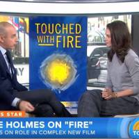 Katie Holmes : Question gênante et concours de bières pour Touched With Fire...
