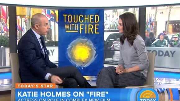 Katie Holmes : Question gênante et concours de bières pour Touched With Fire...