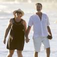 Exclusif - L'acteur Pierce Brosnan et sa femme Keely Shaye Smith se baladent main dans la main sur la plage à Malibu le 21 novembre 2015.