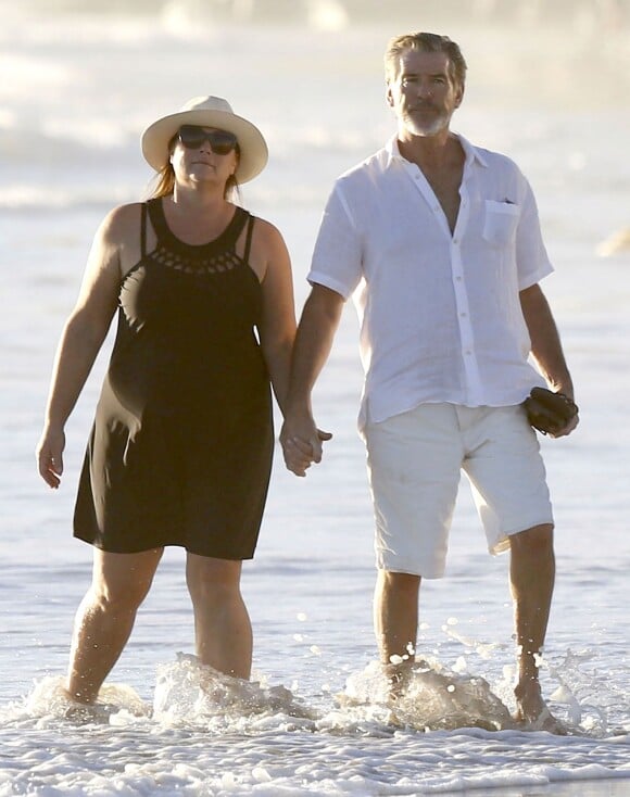 Exclusif - L'acteur Pierce Brosnan et sa femme Keely Shaye Smith se baladent main dans la main sur la plage à Malibu le 21 novembre 2015.