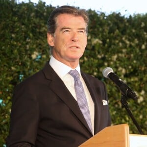 Exclusif - Pierce Brosnan et sa femme Keely Shaye Smith à la cérémonie de remise des diplômes de Viewpoint School, le lycée de leur fils Dylan, à Calabasas, le 6 juin 2015. L'acteur a fait un discours de 15 minutes avant d'aller embrasser sa femme et assister à la cérémonie.