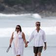 Exclusif - Pierce Brosnan se promène avec sa femme Keely Smith et son fils Dylan accompagné de sa petite amie sur la plage de Malibu le 15 mars 2015.