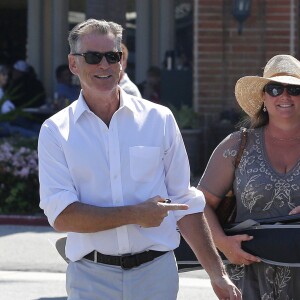 Exclusif - Pierce Brosnan et sa femme Keely Smith font du shopping à Malibu le 8 mars 2015.