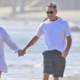 Exclusif - Pierce Brosnan et sa femme Keely Smith promènent leur chien sur une plage de Malibu le 8 mars 2015.