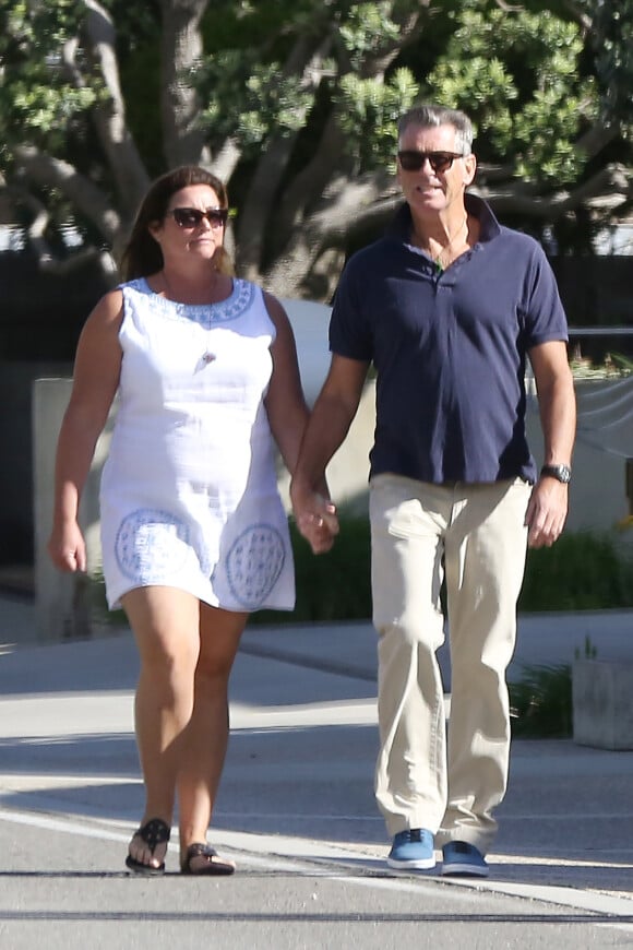 Exclusif - Pierce Brosnan se promène avec sa femme Keely Shaye Smith à Malibu le 28 février 2015.
