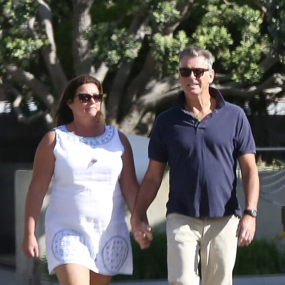 Exclusif - Pierce Brosnan se promène avec sa femme Keely Shaye Smith à Malibu le 28 février 2015.