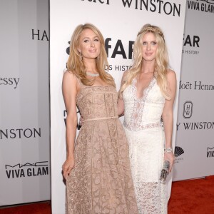 Paris et Nicky Hilton assistent au gala "amfAR New York" de l'amfAR au Cipriani Wall Street. New York, le 10 février 2016.