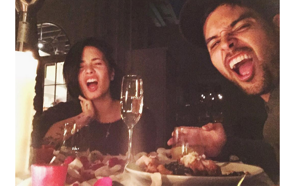Demi Lovato et son chéri Wilmer Valderrama sont allés dîner au restaurant. Photo publiée le 9 février sur Instagram.