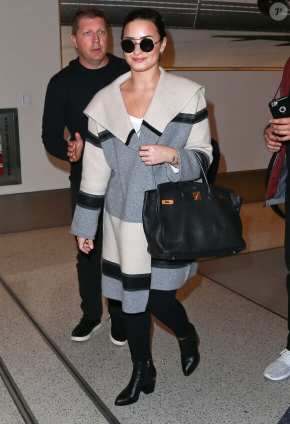 Demi Lovato prend un vol à l'aéroport de Los Angeles, le 20 janvier 2016.
