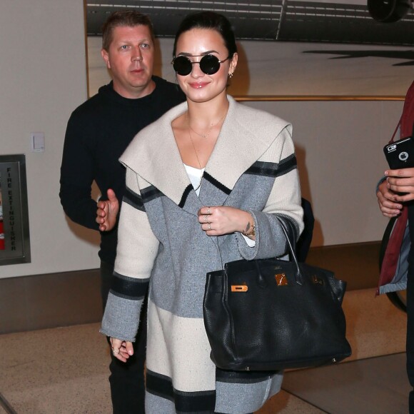 Demi Lovato prend un vol à l'aéroport de Los Angeles, le 20 janvier 2016.