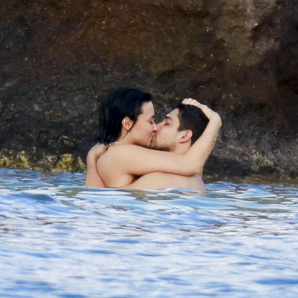 Semi-Exclusif - Demi Lovato et son petit-ami Wilmer Valderrama, très amoureux, se baignent lors de leurs vacances avec des amis à Saint-Barthélemy, le 16 décembre 2015.