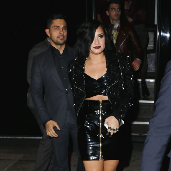 Demi Lovato et son compagnon Wilmer Valderrama arrivent au Craig's restaurant à West Hollywood, le 22 novembre 2015. © CPA / Bestimage