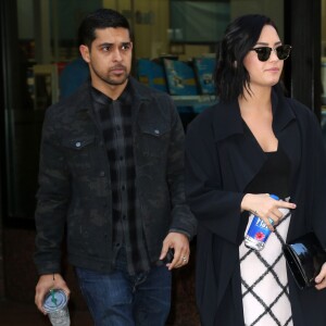 Demi Lovato et son compagnon Wilmer Valderrama main dans la main à New York le 26 octobre 2015.