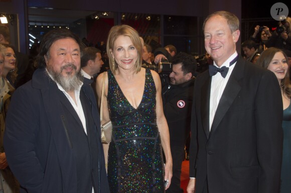 L'artiste chinois Ai Weiwei avec John B. Emerson, ambassadeur des Etats-Unis en Allemagne, et sa femme Kimberly Marteau Emerson - Tapis rouge du film "Ave, César !" lors de l'ouverture du 66e Festival International du Film de Berlin, la Berlinale, le 11 février 2016