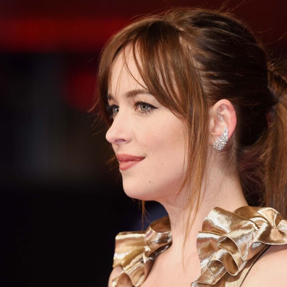 Dakota Johnson (bijoux Messika, collection Angel) - Avant-première européenne du film "How To Be Single" (Célibataire, mode d'emploi) à Londres. Le 9 février 2016.