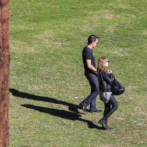 Exclusif - Olivier Martinez, séparé de l'actrice Halle Berry après deux ans de mariage, se promène avec une jeune femme blonde à Pacific Palisades le 6 février 2016