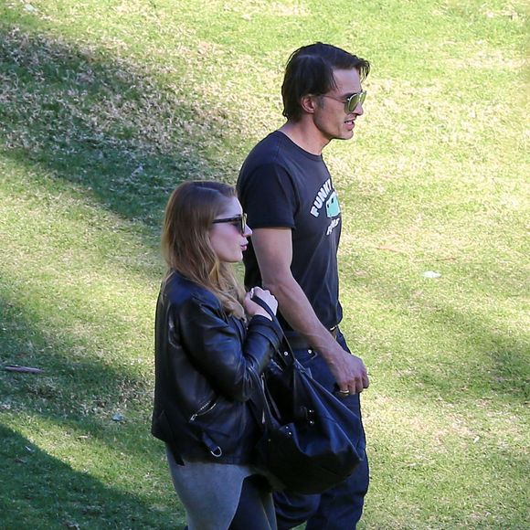 Exclusif - Olivier Martinez, séparé de l'actrice Halle Berry après deux ans de mariage, se promène avec une jeune femme blonde à Pacific Palisades le 6 février 2016