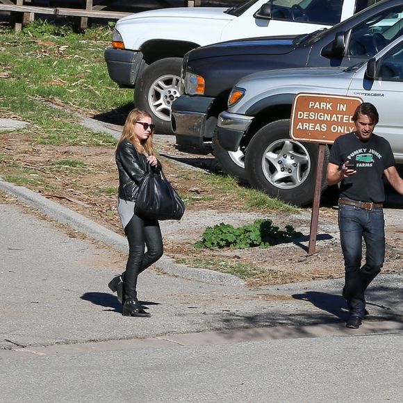 Exclusif - Olivier Martinez, séparé de l'actrice Halle Berry après deux ans de mariage, se promène avec une jeune femme blonde à Pacific Palisades le 6 février 2016