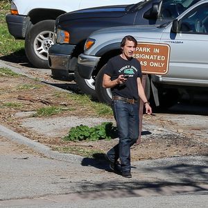 Exclusif - Olivier Martinez, séparé de l'actrice Halle Berry après deux ans de mariage, se promène avec une jeune femme blonde à Pacific Palisades le 6 février 2016