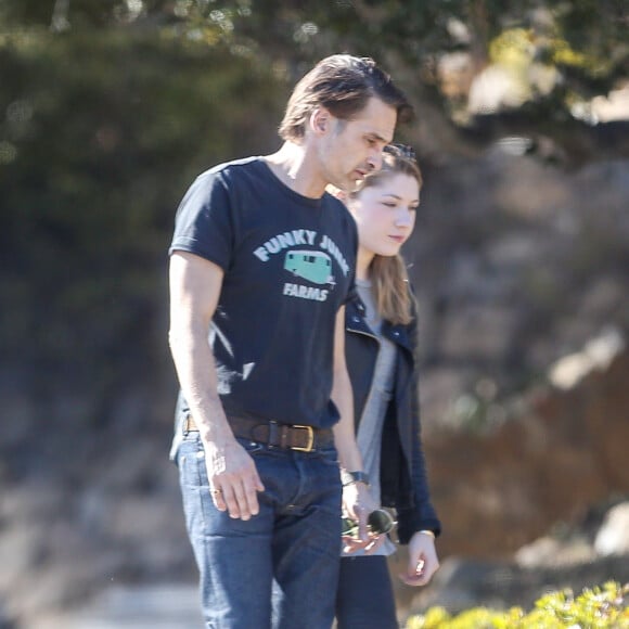 Exclusif - Olivier Martinez, séparé de l'actrice Halle Berry après deux ans de mariage, se promène avec une jeune femme blonde à Pacific Palisades le 6 février 2016