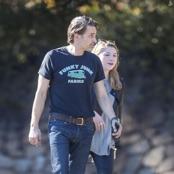 Exclusif - Olivier Martinez, séparé de l'actrice Halle Berry après deux ans de mariage, se promène avec une jeune femme blonde à Pacific Palisades le 6 février 2016