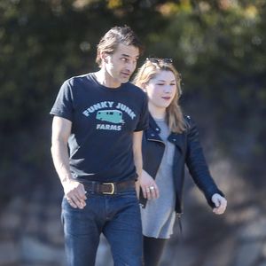 Exclusif - Olivier Martinez, séparé de l'actrice Halle Berry après deux ans de mariage, se promène avec une jeune femme blonde à Pacific Palisades le 6 février 2016