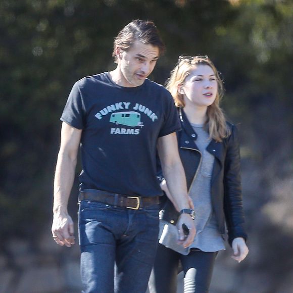 Exclusif - Olivier Martinez, séparé de l'actrice Halle Berry après deux ans de mariage, se promène avec une jeune femme blonde à Pacific Palisades le 6 février 2016