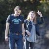 Exclusif - Olivier Martinez, séparé de l'actrice Halle Berry après deux ans de mariage, se promène avec une jeune femme blonde à Pacific Palisades le 6 février 2016