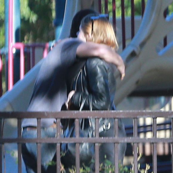 Exclusif - Olivier Martinez et son fils Maceo lors d'une partie de football au Coldwater Canyon Park à Beverly Hills, le 26 janvier 2016. Une amie de l'acteur les a rejoints. Qui est donc cette femme ?