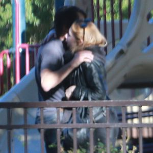 Exclusif - Olivier Martinez et son fils Maceo lors d'une partie de football au Coldwater Canyon Park à Beverly Hills, le 26 janvier 2016. Une amie de l'acteur les a rejoints. Qui est donc cette femme ?
