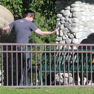 Exclusif - Olivier Martinez et son fils Maceo lors d'une partie de football au Coldwater Canyon Park à Beverly Hills, le 26 janvier 2016. Une amie de l'acteur les a rejoints. Qui est donc cette femme ?