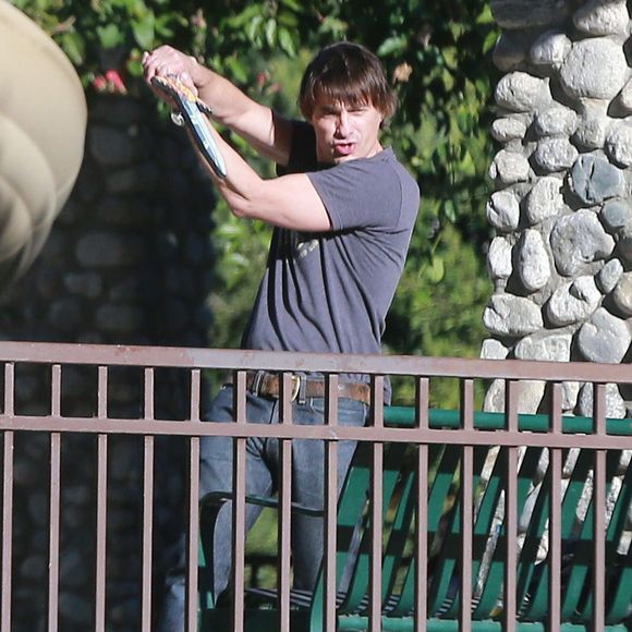 Exclusif - Olivier Martinez et son fils Maceo lors d'une partie de football au Coldwater Canyon Park à Beverly Hills, le 26 janvier 2016. Une amie de l'acteur les a rejoints. Qui est donc cette femme ?