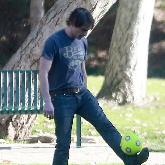 Exclusif - Olivier Martinez et son fils Maceo lors d'une partie de football au Coldwater Canyon Park à Beverly Hills, le 26 janvier 2016. Une amie de l'acteur les a rejoints. Qui est donc cette femme ?