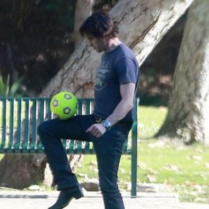 Exclusif - Olivier Martinez et son fils Maceo lors d'une partie de football au Coldwater Canyon Park à Beverly Hills, le 26 janvier 2016. Une amie de l'acteur les a rejoints. Qui est donc cette femme ?