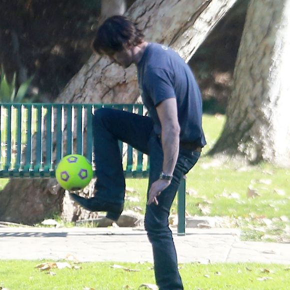 Exclusif - Olivier Martinez et son fils Maceo lors d'une partie de football au Coldwater Canyon Park à Beverly Hills, le 26 janvier 2016. Une amie de l'acteur les a rejoints. Qui est donc cette femme ?