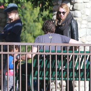 Exclusif - Olivier Martinez et son fils Maceo lors d'une partie de football au Coldwater Canyon Park à Beverly Hills, le 26 janvier 2016. Une amie de l'acteur les a rejoints. Qui est donc cette femme ?