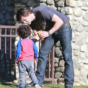 Exclusif - Olivier Martinez et son fils Maceo lors d'une partie de football au Coldwater Canyon Park à Beverly Hills, le 26 janvier 2016. Une amie de l'acteur les a rejoints. Qui est donc cette femme ?