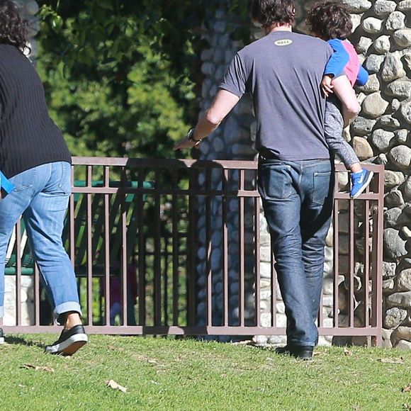 Exclusif - Olivier Martinez et son fils Maceo lors d'une partie de football au Coldwater Canyon Park à Beverly Hills, le 26 janvier 2016. Une amie de l'acteur les a rejoints. Qui est donc cette femme ?