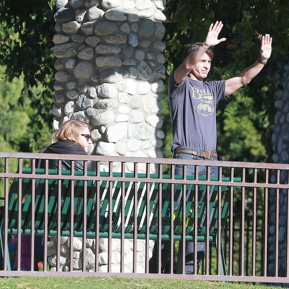 Exclusif - Olivier Martinez et son fils Maceo lors d'une partie de football au Coldwater Canyon Park à Beverly Hills, le 26 janvier 2016. Une amie de l'acteur les a rejoints. Qui est donc cette femme ?