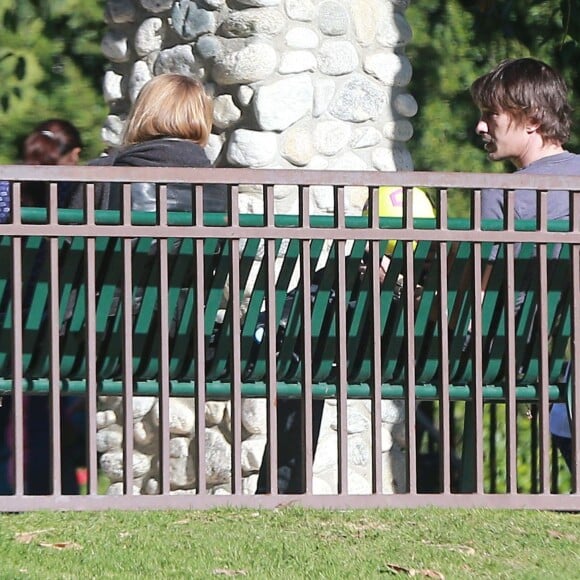 Exclusif - Olivier Martinez et son fils Maceo lors d'une partie de football au Coldwater Canyon Park à Beverly Hills, le 26 janvier 2016. Une amie de l'acteur les a rejoints. Qui est donc cette femme ?