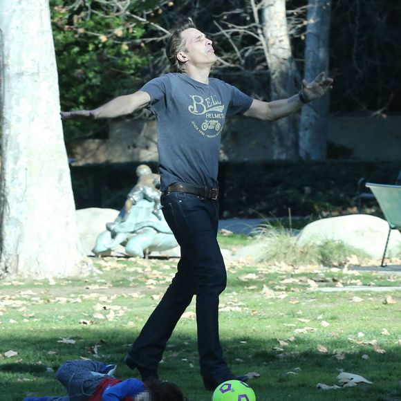Exclusif - Olivier Martinez et son fils Maceo lors d'une partie de football au Coldwater Canyon Park à Beverly Hills, le 26 janvier 2016. Une amie de l'acteur les a rejoints. Qui est donc cette femme ?